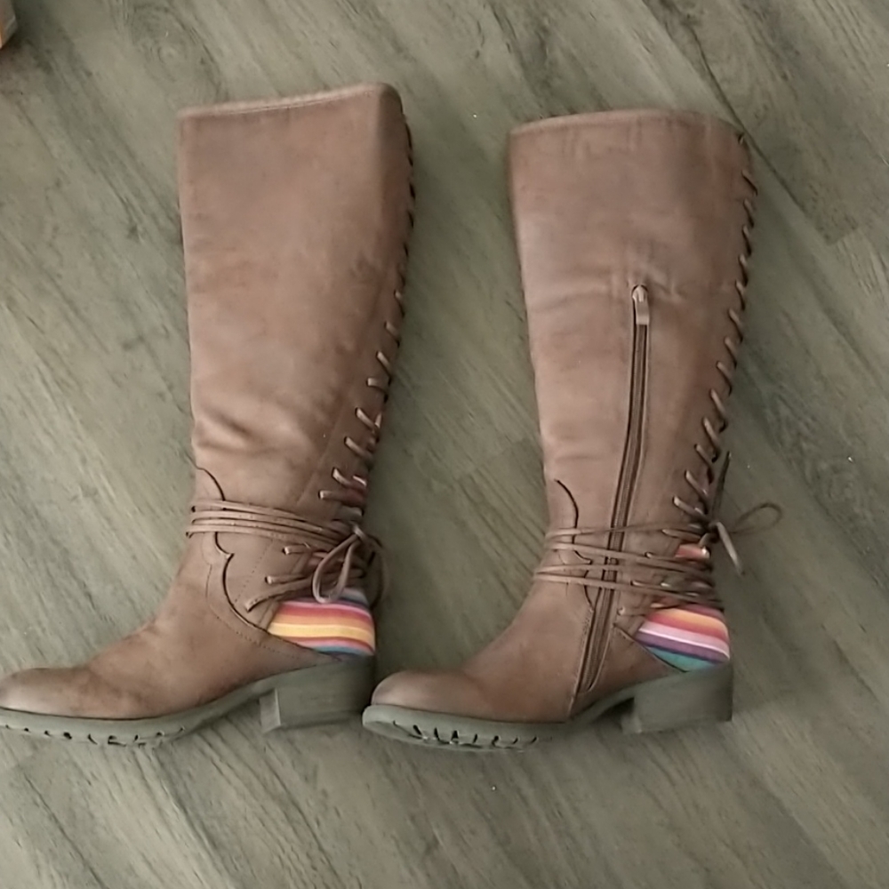 Very volatile boots